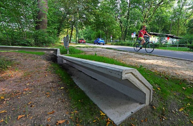 Die Schutzleitsteine aus Beton werden,... alte Abschnitt wird noch oft genutzt.  | Foto: Michael Bamberger