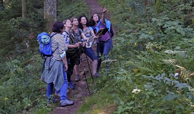 Stefanie Gohlke (Zweite von rechts) und ihre Freundinnen beim Rtseln.   | Foto: Savanna Cosma