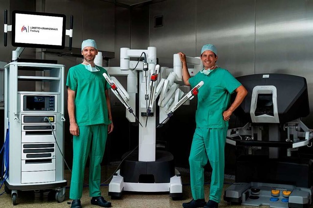 Professor Tritschler und Professor Roo...ten OP-Roboter im Bereich der Urologie  | Foto: Artemed Kliniken Freiburg