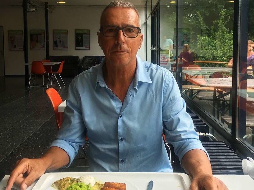 Gastro-Chef Ulrich Stelter mit Kartoffelrsti in der Mensa Rempartstrae  | Foto: Sarah Rondot
