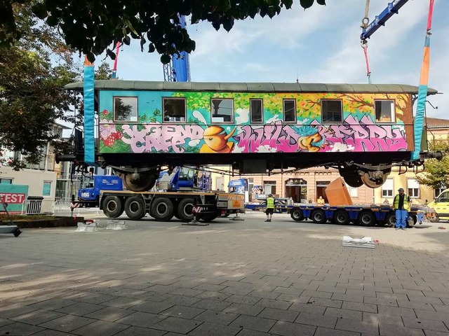 Der Waggon wird neben dem Rathaus auf ...er Lackierung bei Wiesloch im Einsatz.  | Foto: Ulrike Derndinger