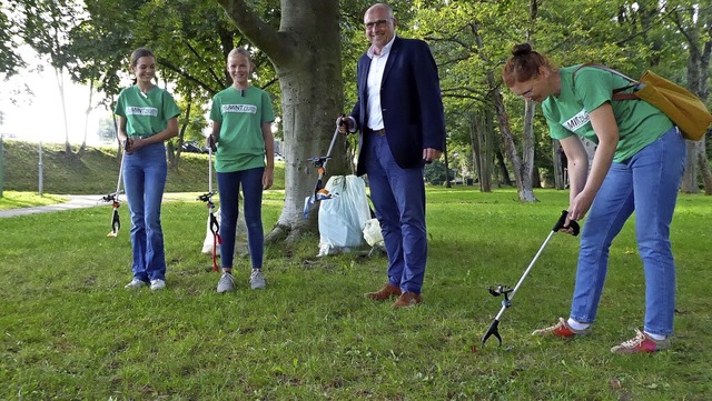 Beim Mllsammeln im Goethepark (von li...latterer und Anna Mahlau (Alumintzium)  | Foto: Sylvia-Karina Jahn