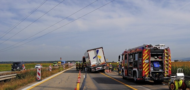 Die Havarie eines Sattelzugs fhrte zu...rung der A&#8197;5 in Richtung Norden.  | Foto: Feuerwehr Herbolzheim