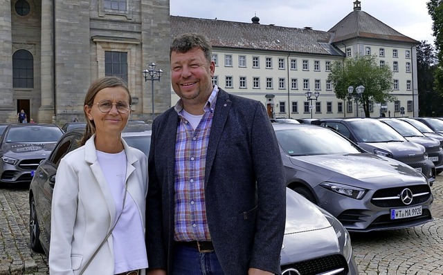 Veronika und Christian Keemss mit eine...Hotels  nach St. Blasien bringen soll.  | Foto: Susanne Filz
