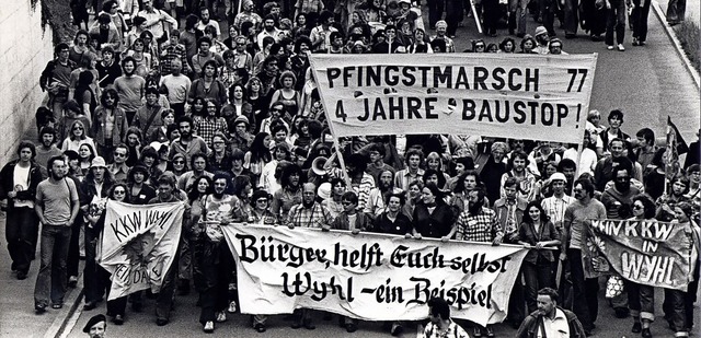 Eine Demonstration gegen den Bau des Atomkraftwerkes in Wyhl an Pfingsten 1977   | Foto: Martin Schulte-Kellinghaus
