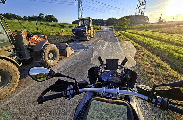 Der Belag der Landstrae wird derzeit erneuert.   | Foto: Gerald Nill