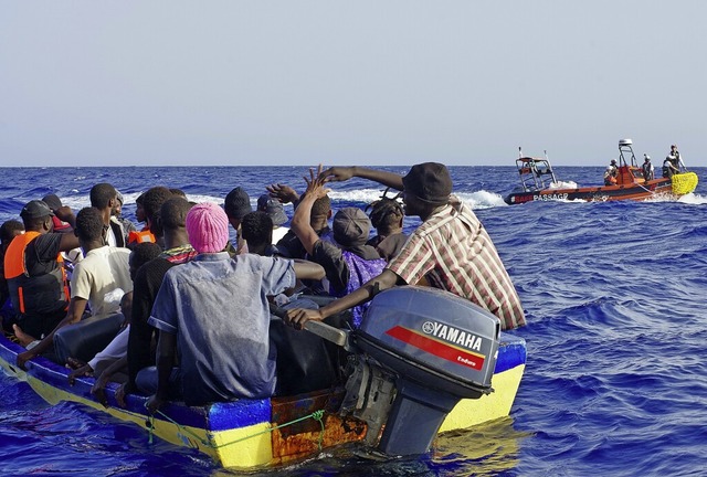 Menschen im manvrierunfhigen Boot werden von rzte ohne Grenzen gerettet  | Foto: Thorsten Kliefoth/Resqship