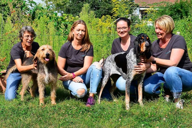 Die Vereinsmitglieder (von links) Susa...mit den Hunden Daya und Kira (rechts).  | Foto: Ingo Schneider