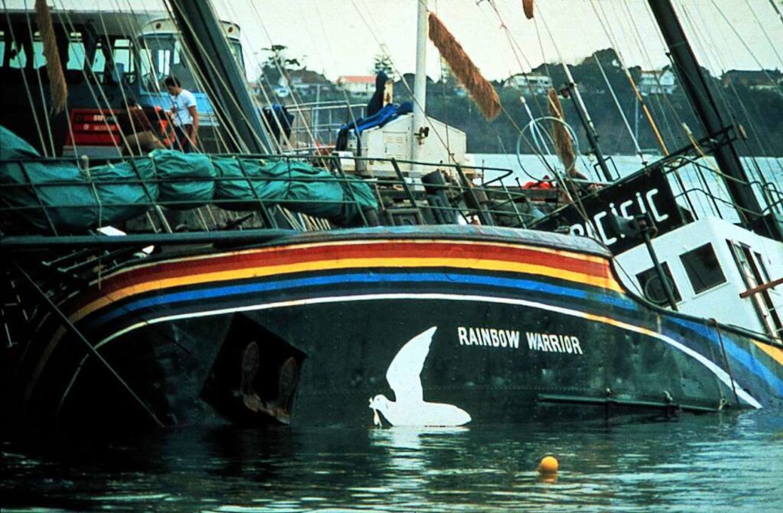 Das nach einem Sprenganschlag versenkt...n Auckland in Neuseeland im Juli 1985.  | Foto: John Miller (dpa)