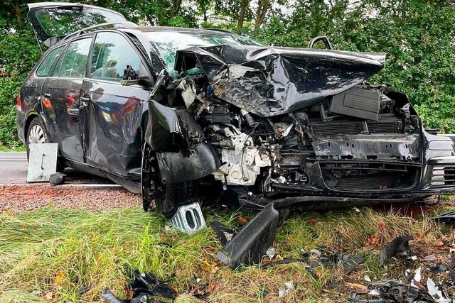 Nach einem Frontalunfall musste die B3...gen lngere Zeit voll gesperrt werden.  | Foto: Feuerwehr Kenzingen