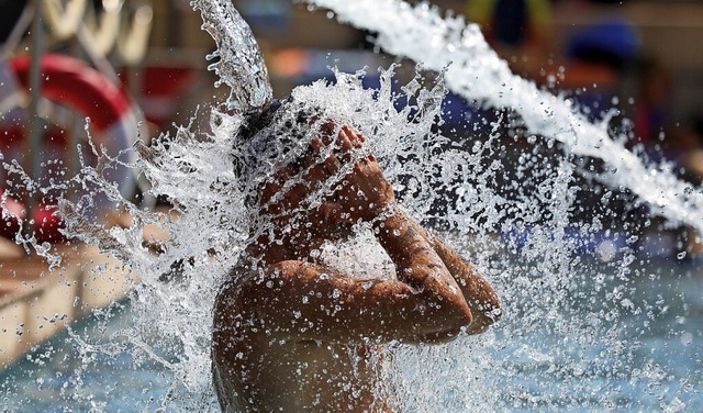 Abkhlung gibts im Freibad. Und wie k...zu wenig Luftzufuhr verhindert werden?  | Foto: Thomas Warnack (dpa)