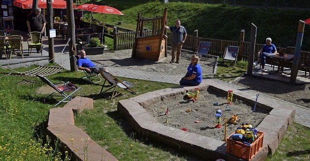 Der Piratenspielplatz mit Sponsorenver...tar Interbros und dem Vereinsvorstand   | Foto: Ulrike Jger