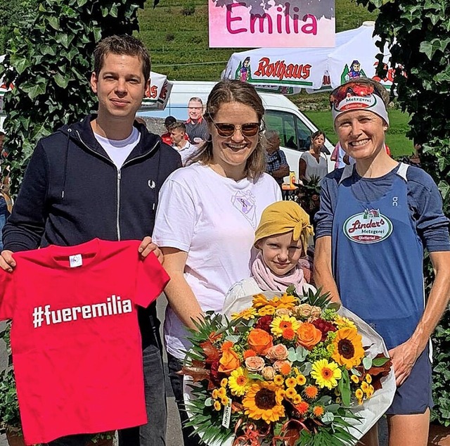 Emilia mit ihren Eltern Celina und Man...nach deren erfolgreichem Marathonlauf   | Foto: privat