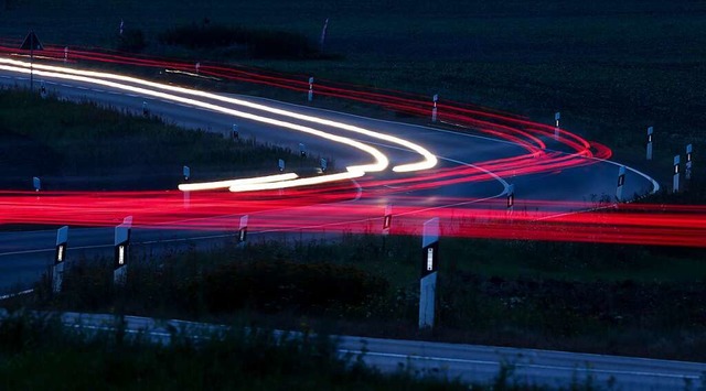 Pendler sind mit dem Auto am frhen Morgen unterwegs.   | Foto: Jan Woitas (dpa)