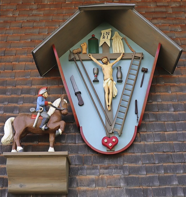 Ein Longinus-Kreuz hngt an der Auenwand des Skimuseums.  | Foto: Dieter Maurer