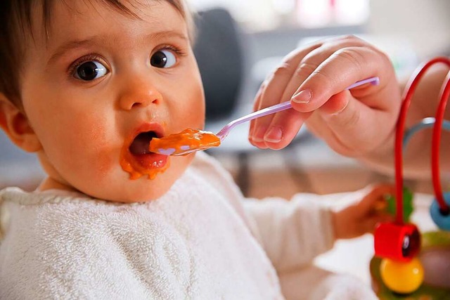 Wenn das Baby satt ist...  | Foto: Mascha Brichta (dpa)