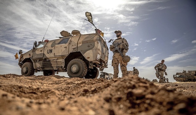 Ein Soldat der Bundeswehr steht am Flu...s Sttzpunktes in Gao im Norden Malis.  | Foto: Michael Kappeler (dpa)