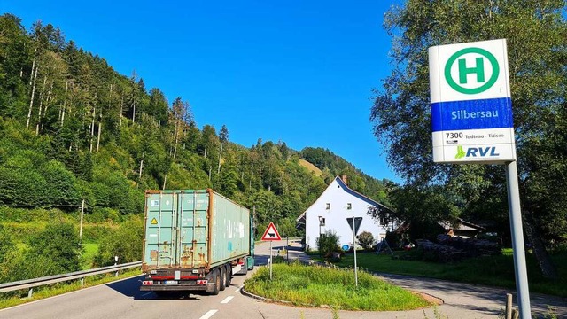 Der Verkehr donnert vorbei auf der Bun...iler vom Durchgangsverkehr profitiert.  | Foto: Gerald Nill