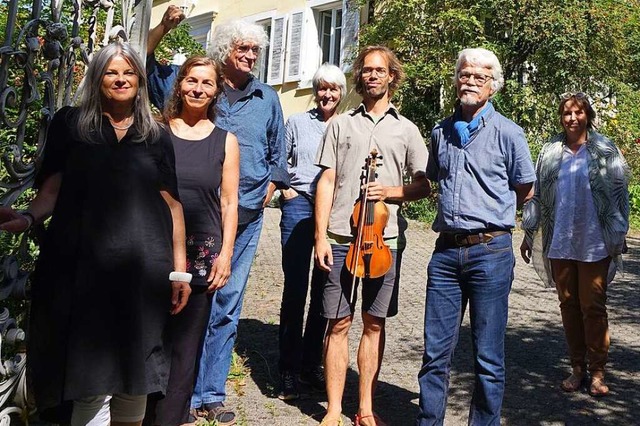 Zum Kultur-Parcours &#8222;Offene Hfe...g und Monika Albrecht (von links) ein.  | Foto: Roswitha Frey