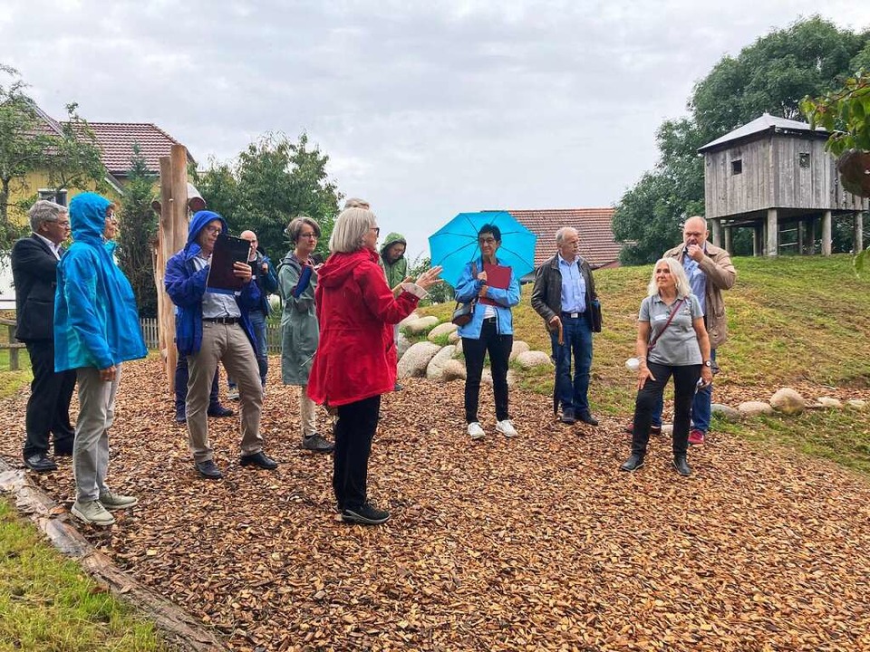 Beim Rundgang durch das Dorf besichtig... auch den neu gestalteten Spielplatz.   | Foto: Claudia Mller
