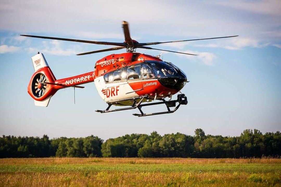 Der Helikopter flog einen der Schwerverletzten in eine Klinik.  | Foto: Moritz Frankenberg (dpa)