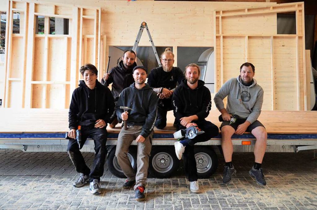Johannes Mager (Zweiter von rechts) und sein Team bauen Mini-Häuser.  | Foto: Kathrin Blum