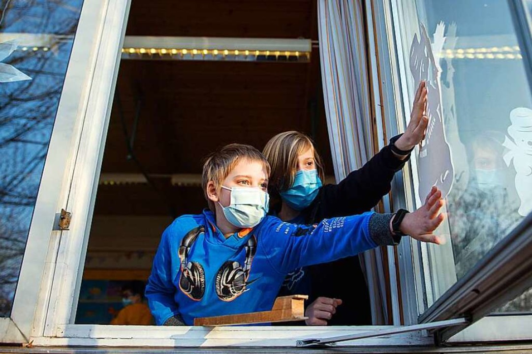 Eine Möglichkeit, Klassenräume zu lüften, ist das Öffnen der Fenster.  | Foto: Gregor Fischer