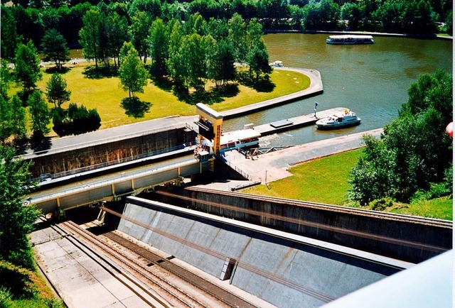 Beim Schiffshebewerk in St. Louis/Arzv...eter weiter nach oben bringt (rechts).  | Foto: Bruno Kohlmeyer