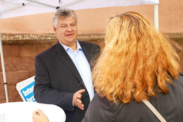 Thomas Seitz im Gesprch mit einer Frau an seinem Wahlstand.  | Foto: Christian Kramberg