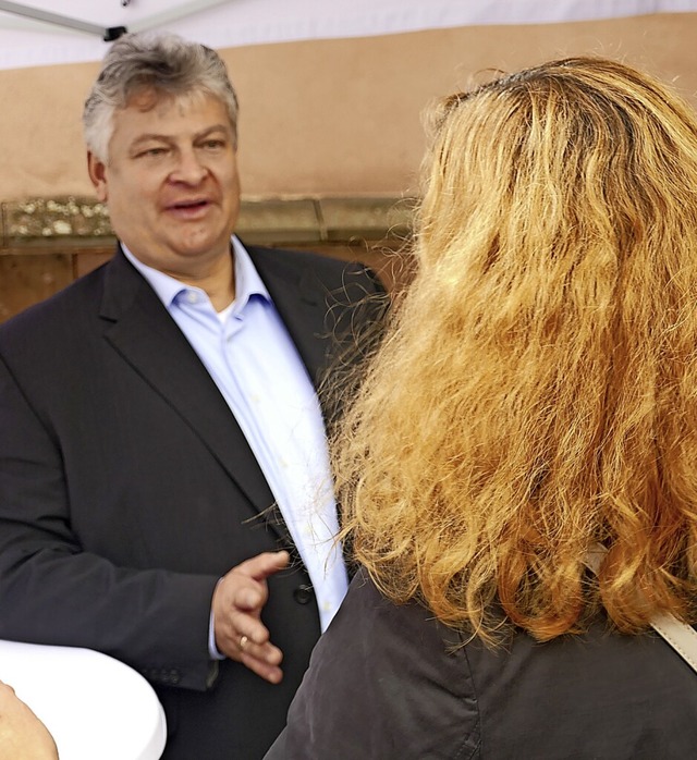 Thomas Seitz im Gesprch mit einer Frau an seinem Wahlstand.  | Foto: Christian Kramberg