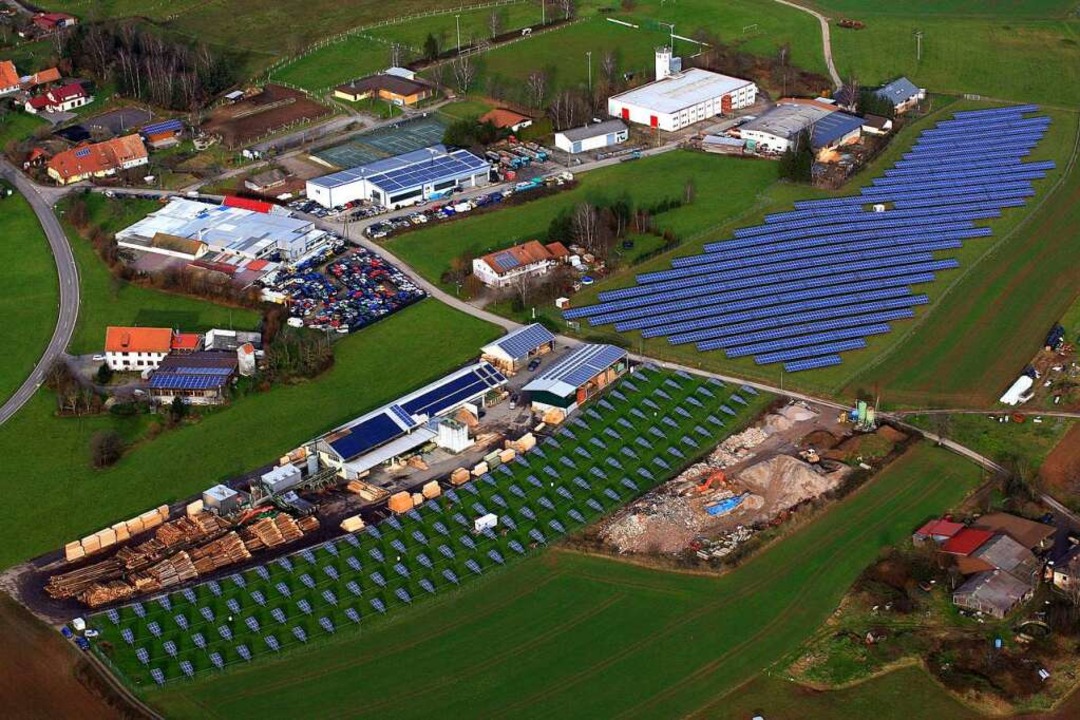 Östlich dieser beiden Solarparks in Hä...inhalb  Hektar große Anlage entstehen.  | Foto: Erich Meyer