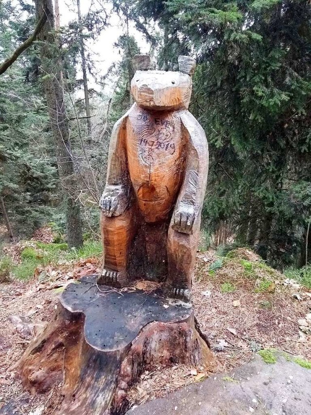 Hlzerne Gestalten finden sich am Wegesrand.  | Foto: Pascal Cames