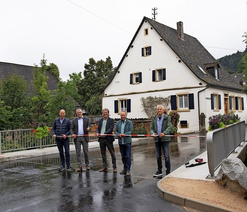 Vertreter des Planungsbüros, der Baufi...hnitten das Band über die neue Brücke.  | Foto: Volker Münch