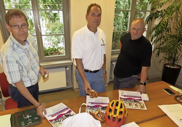 Frs Fahrradfahren werben (von links) ...e Fahrradbeauftragte Oliver Weinrich.   | Foto: Gerd Leutenecker