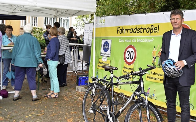 Premiere: Brgermeister Martini erffnet Offenburgs erste Fahrradstrae  | Foto: Barbara Puppe