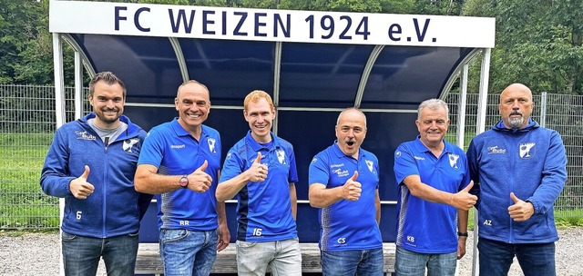 Daumen hoch beim Projektteam Kunstrase...lan fr den FC Weizen umsetzen knnen.  | Foto: FC Weizen