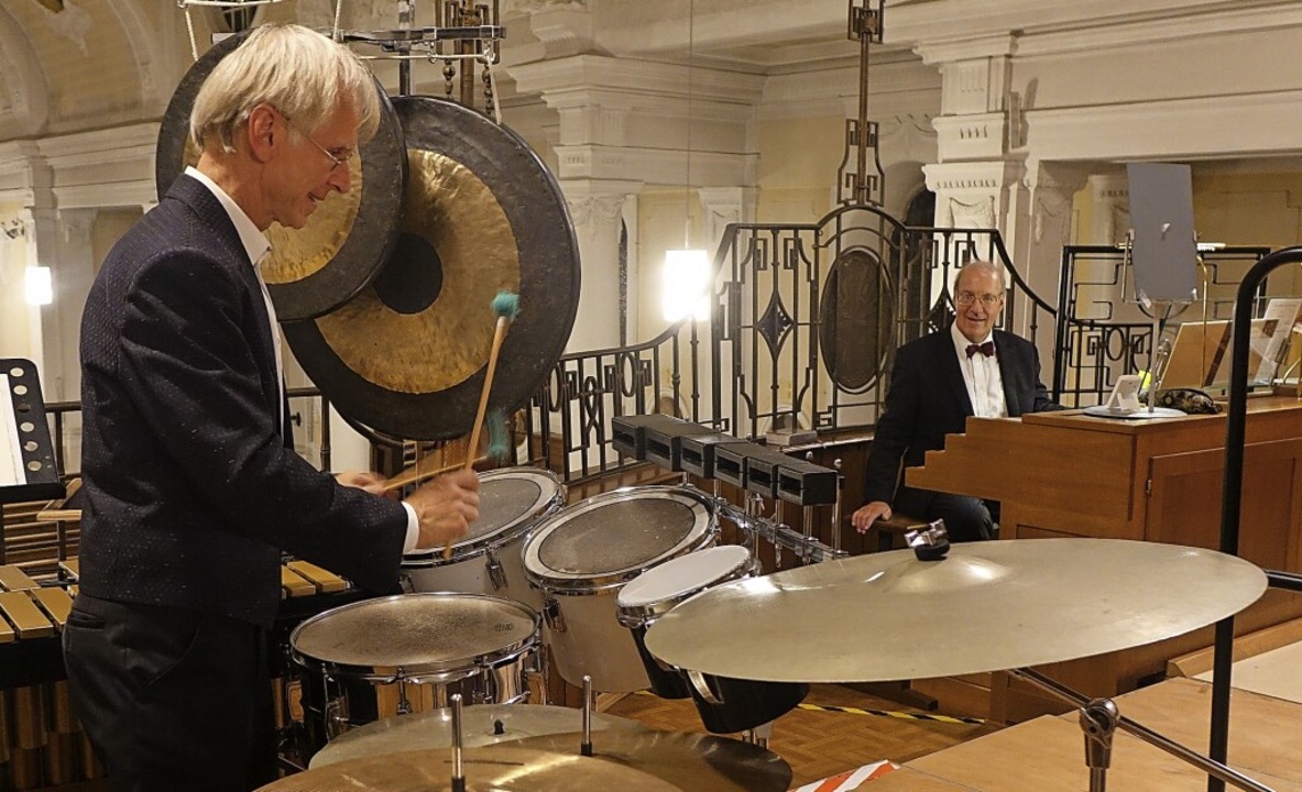 Der Percussionist Andreas Volz setzt  ...enspiel mit Organist Ulrich Weissert.   | Foto: Roswitha Frey