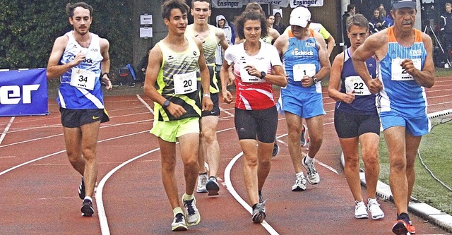 Olympia-Teilnehmer Nathaniel Seiler (l...s Feld beim Bahngehen ber 3000 Meter.  | Foto: Winfried Stinn