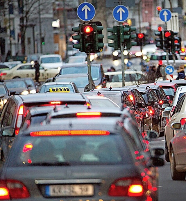 Ein starker  Kohlendioxid-Verursacher ist der Straenverkehr.  | Foto: Martin Gerten