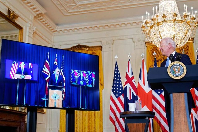 Biden bei einer Videoschalte mit den P...tannien,  Morrison und Johnson (links)  | Foto: Andrew Harnik (dpa)