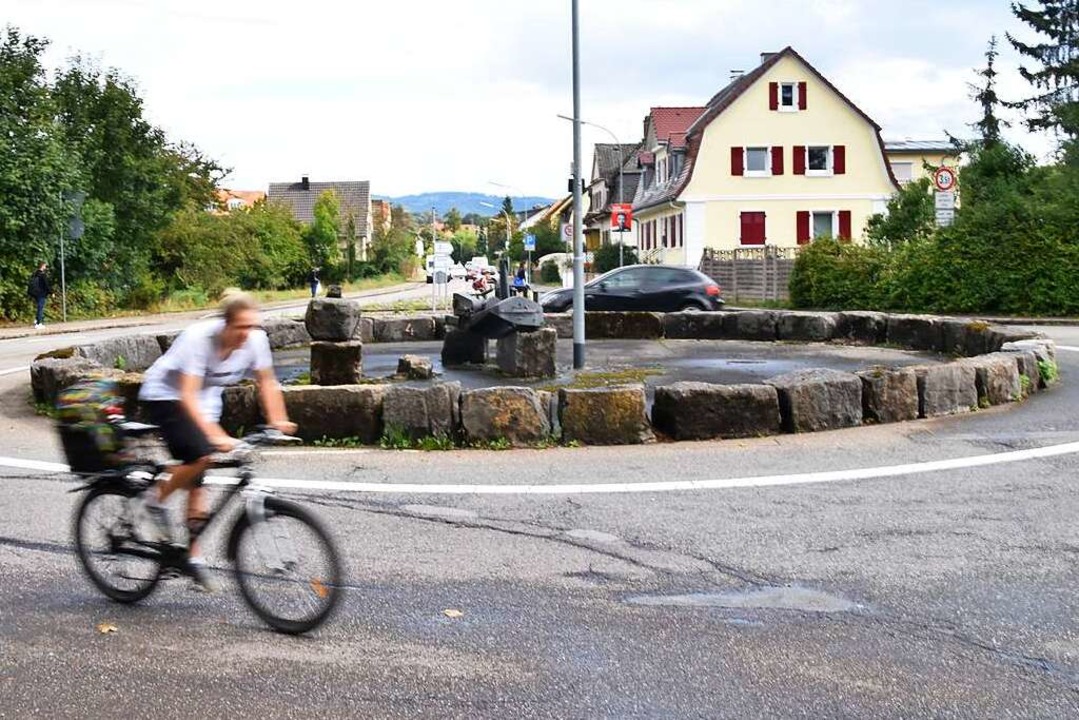 Vor allem für Zweiradfahrer gilt der K... wegen der Steinblöcke als gefährlich.  | Foto: Nicolai Kapitz