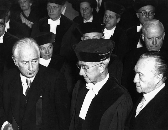 Feierstunde zur Erffnung des Bundesve...igen Bundeskanzler Konrad Adenauer (r)  | Foto: Koll (dpa)