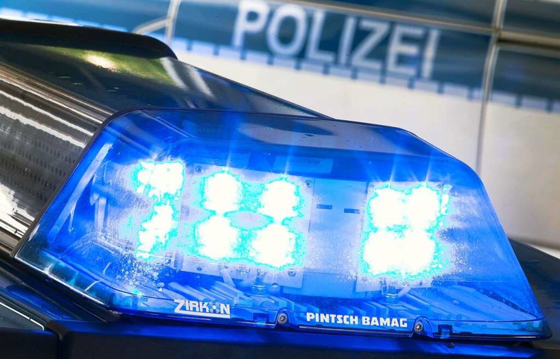Die Polizei sucht nach einem mutmaßlic...ten, der sich in Bad Bellingen zeigte.  | Foto: Friso Gentsch (dpa)