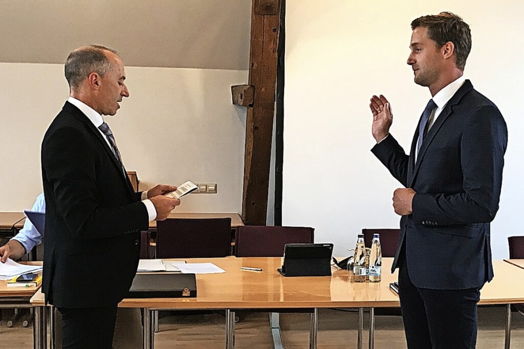 Peter Danzeisen verpflichtete Neu-Bürgermeister Ulli Waldkirch.  | Foto: Jutta Schütz