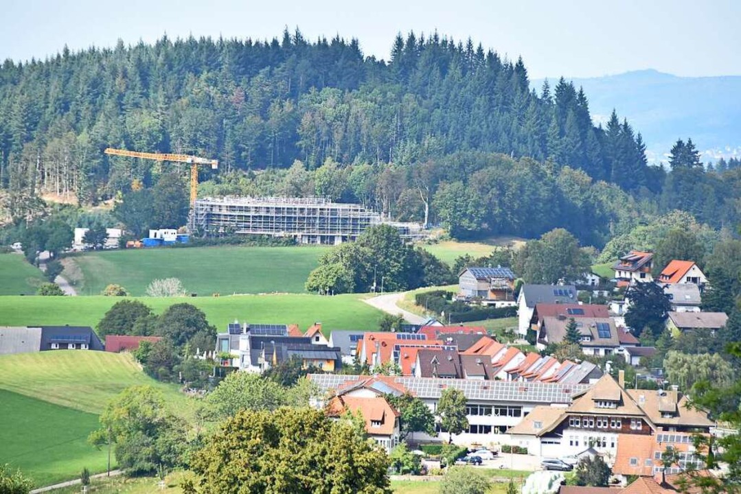 Blick ber die Dcher Horbens zur Baus...ndheitsresorts Schwarzwald Luisenhhe.  | Foto: Max Schuler