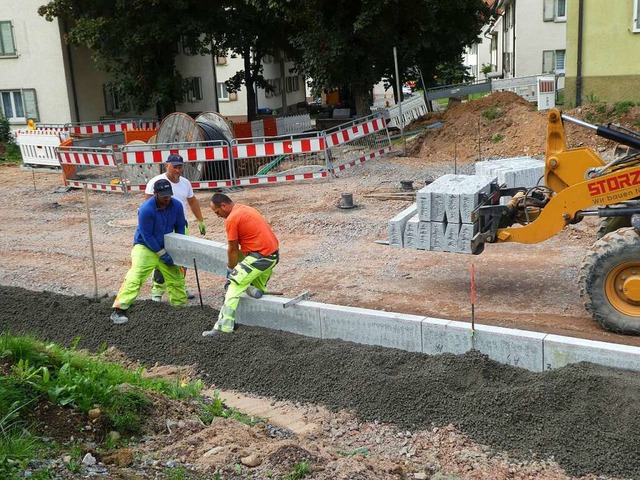 Fortschritte auf der Ringstrae: Bauarbeiter setzen Randsteine.  | Foto: Peter Stellmach