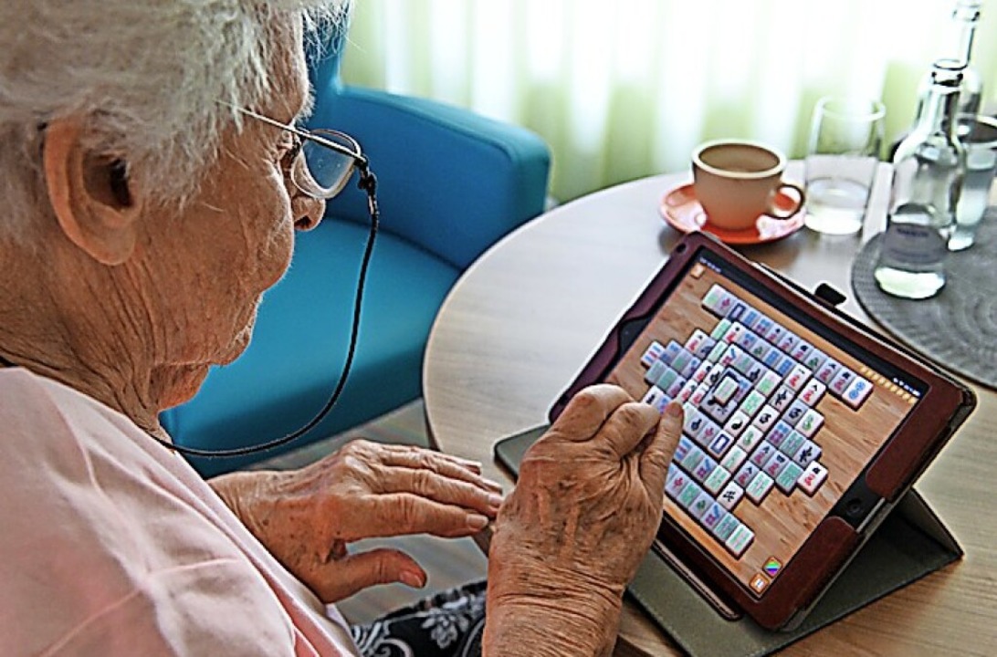 Senioren bekommen Hilfe im Umgang mit digitalen Geräten.  | Foto: Uwe Zucchi