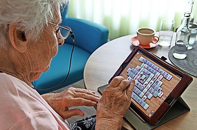 Senioren bekommen Hilfe im Umgang mit digitalen Gerten.  | Foto: Uwe Zucchi