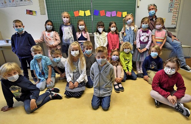 Erstklssler mit Maske, wie hier die K...noch immer ein ungewhnliches Bild ab.  | Foto: Markus Zimmermann