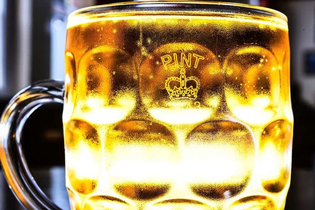 Crown Stamp, die knigliche Krone, ist zurck  auf dem Pint-Glas.  | Foto: Ben Birchall (dpa)
